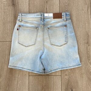 Judy Blue Jean Shorts High Waist NWT Light Blue Double Button Women’s Large 💕